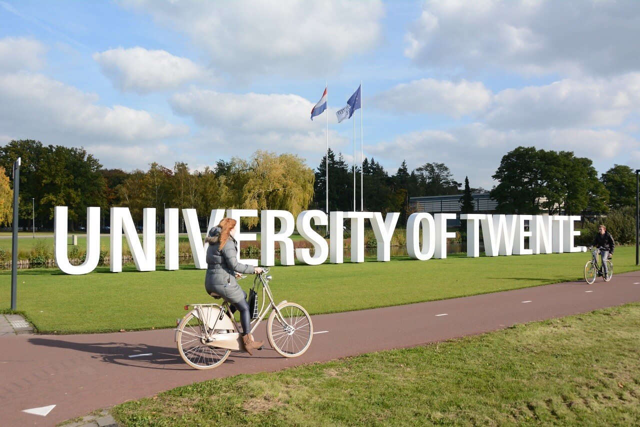 The University of Twente is spelled out in large white letters on the campus.